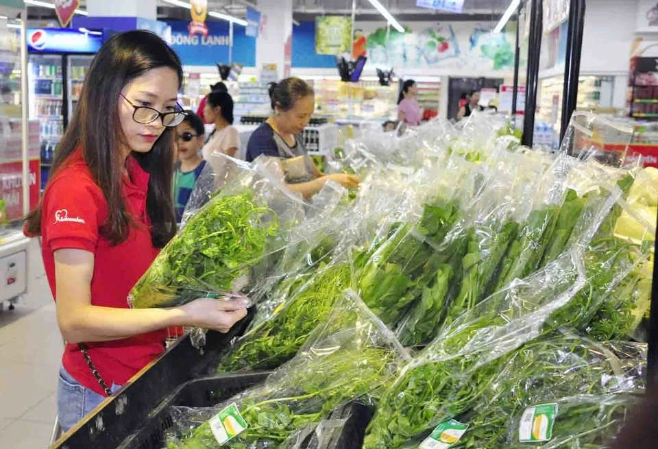 Người tiêu dùng mua rau tiêu chuẩn xanh tại siêu thị Big C.