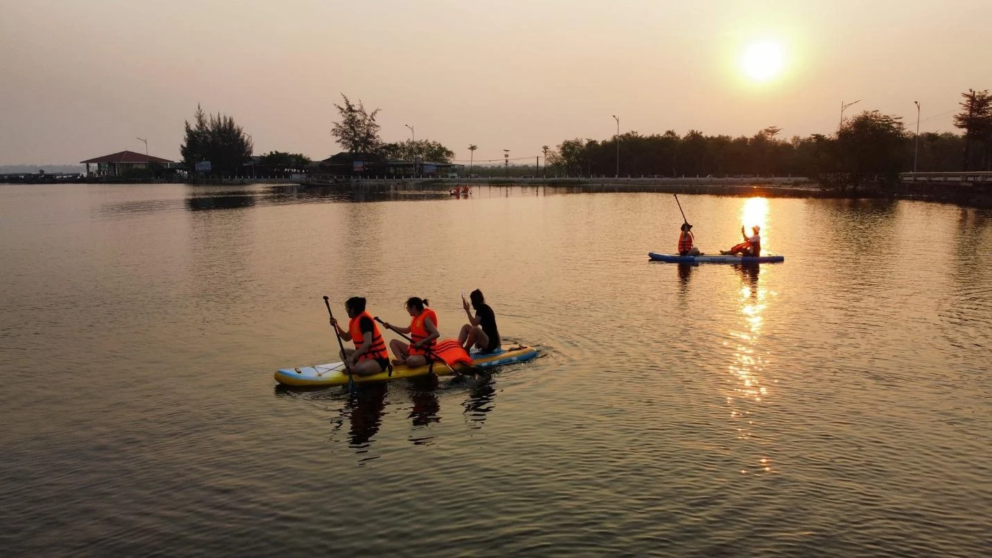 Đi tham quan phá Tam Giang, du khách còn được hòa mình với cuộc sống của ngư dân. Mọi người yêu thích được tự tay trải nghiệm thành ngư dân thực thụ với công việc đổ nò, bủa lưới...