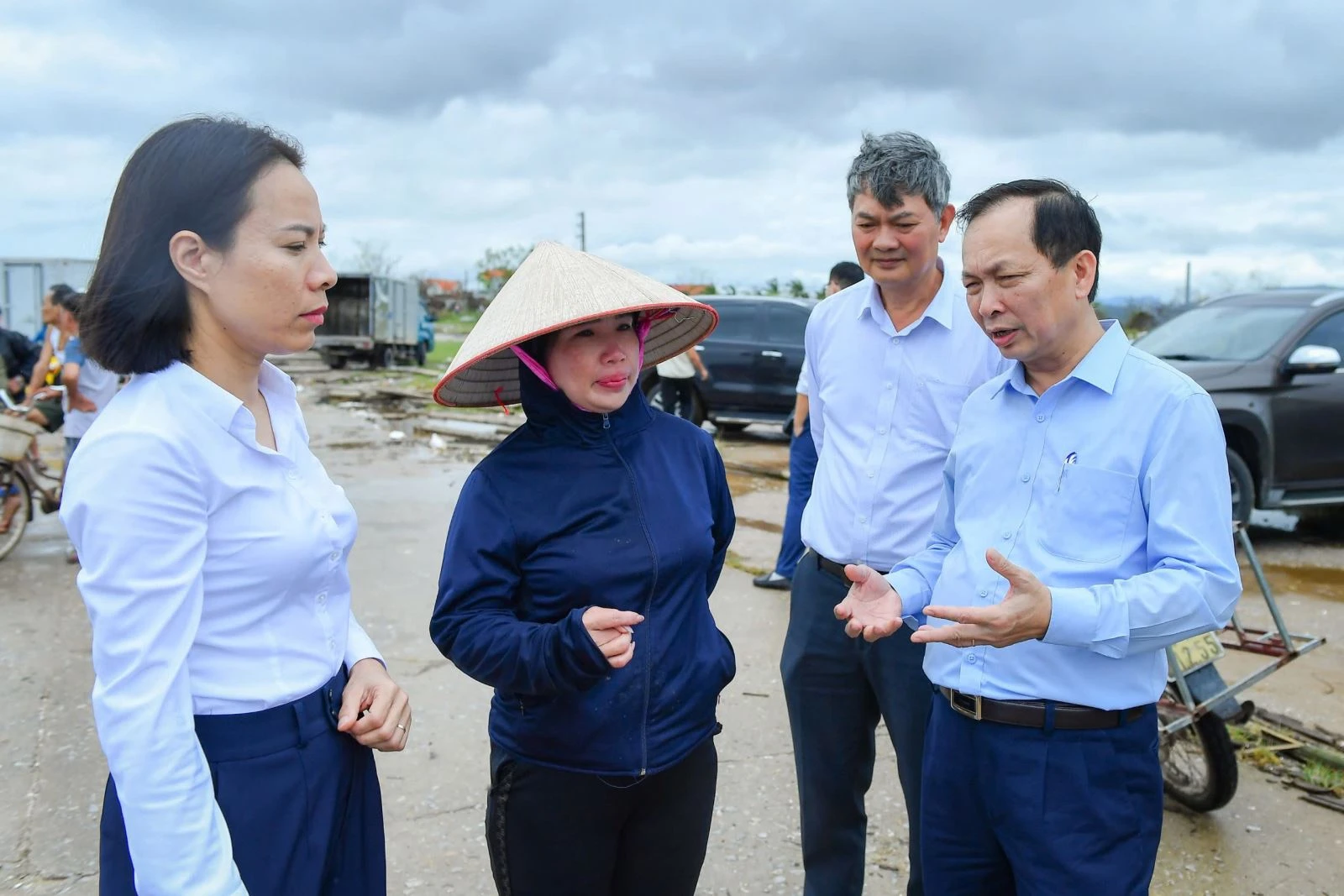 Phó Thống đốc Thường trực NHNN Đào Minh Tú lắng nghe chia sẻ một số hộ dân nuôi trồng thuỷ sản tại thị xã Quảng Yên (Quảng Ninh) bị ảnh hưởng lớn do bão Yagi.