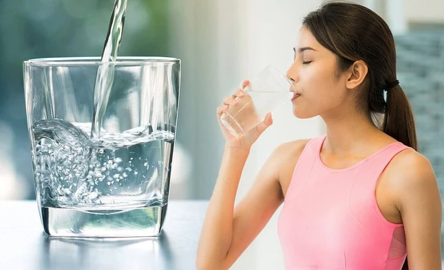 Ngoài thực phẩm, bạn cũng cần dự trữ đủ nước sạch để sử dụng trong những ngày mưa bão.