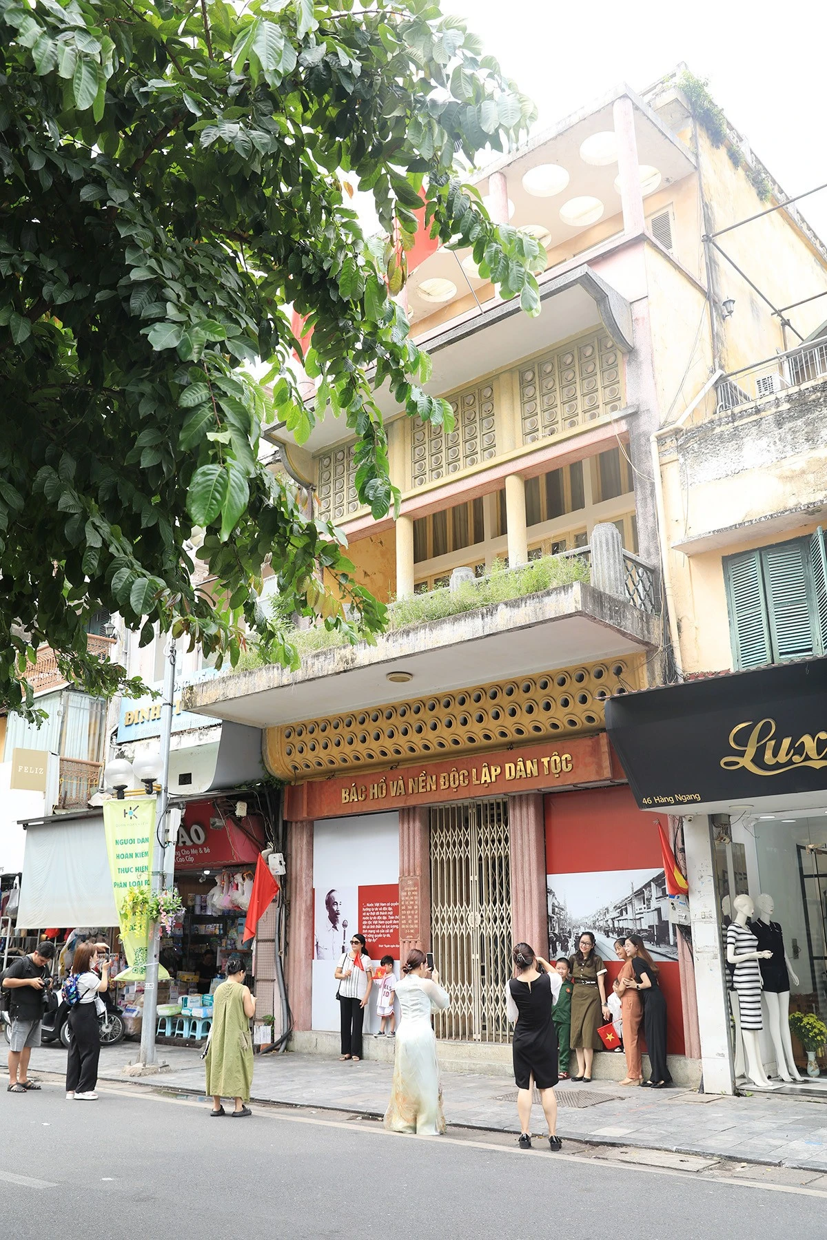 … nhiều bạn trẻ cũng tranh thủ lưu lại hình ảnh đẹp ở nơi đây.