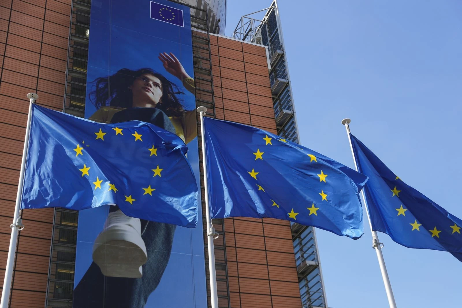 Cờ Liên minh châu Âu tại tòa nhà của Ủy ban châu Âu ở Brussels, Bỉ.