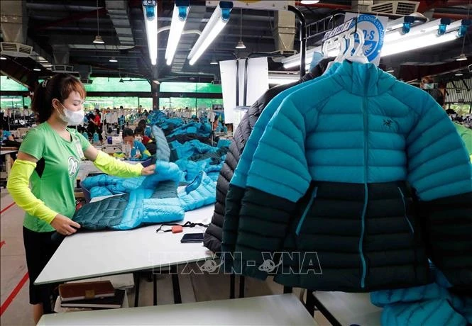 May hàng xuất khẩu tại Công ty may Maxport Thái Bình.