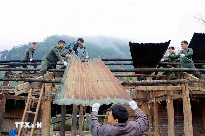 Cán bộ, chiến sỹ Công an tỉnh Lai Châu phối hợp với người dân chung tay xóa nhà tạm, nhà dột nát trên địa bàn.
