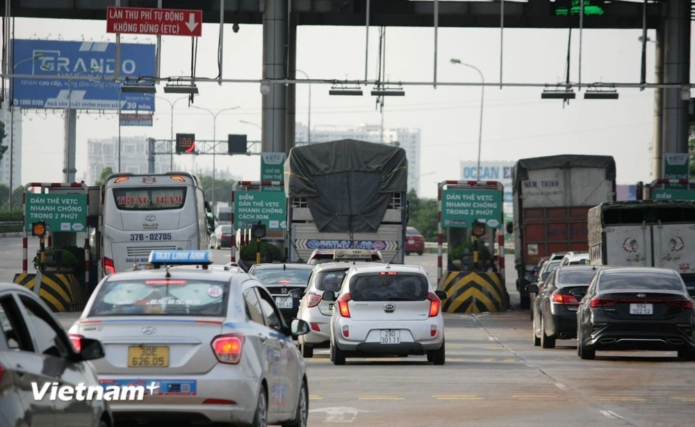 Phương tiện lưu thông qua trạm thu phí.