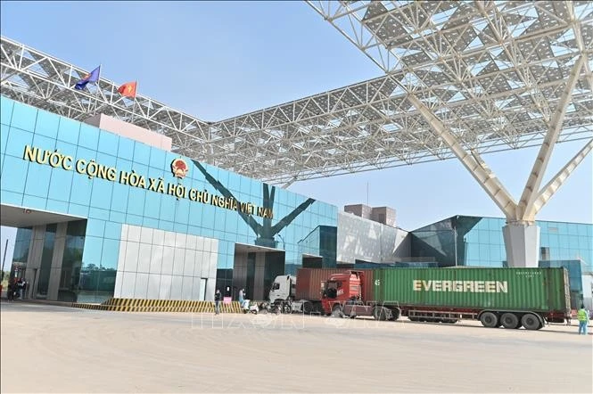Xuất nhập khẩu qua Cửa khẩu quốc tế Móng Cái.
