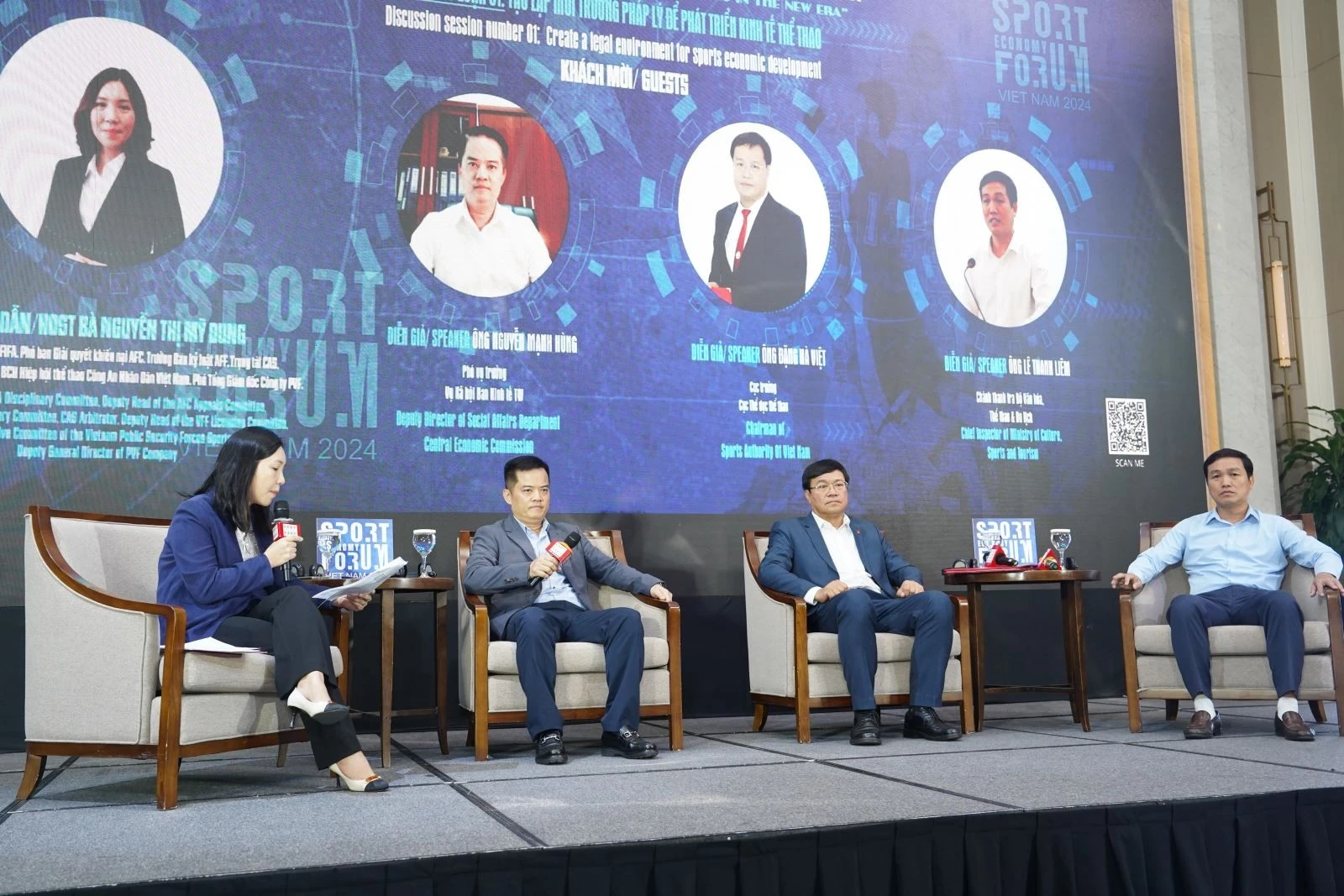 Các diễn giả thảo luận tại Diễn đàn.