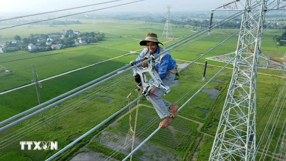 Công nhân kỹ thuật đu dây lắp khung định vị tại Dự án đường dây 500kV mạch 3.