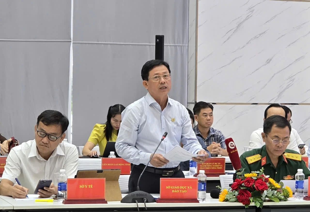 Đại diện các sở, ngành của tỉnh Bình Dương thông tin đến báo chí tại buổi họp.
