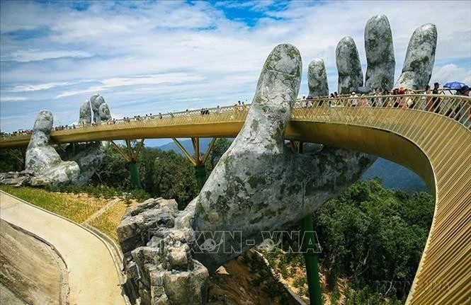 Cầu Vàng thuộc khu du lịch Bà Nà Hills của thành phố Đà Nẵng.