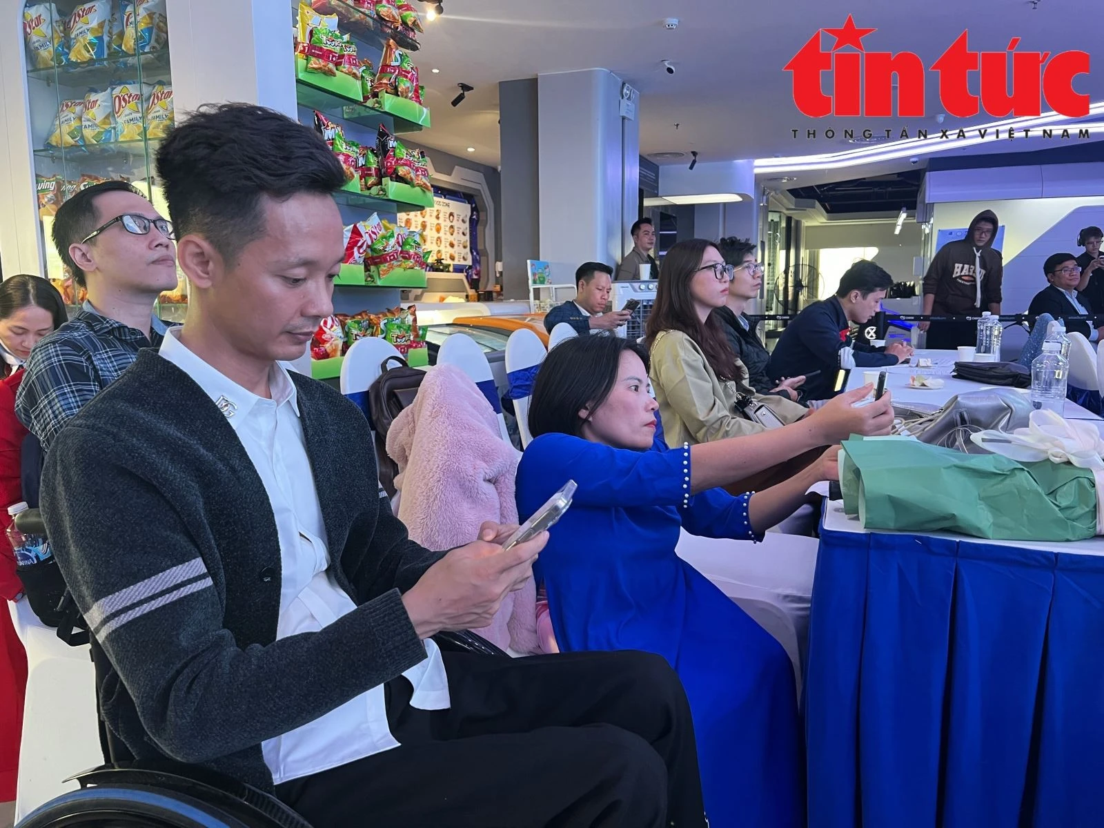Thanh niên khuyết tật thực hành ứng dụng trí tuệ nhân tạo để sáng tạo nội dung số.