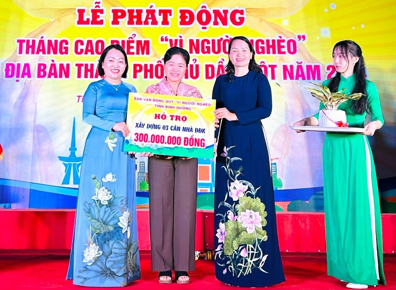 Ủy ban MTTQ Việt Nam tỉnh Bình Dương trao bảng tượng trưng hỗ trợ kinh phí xây dựng 3 căn nhà đại đoàn kết (từ nguồn Quỹ “Vì người nghèo” tỉnh) cho thành phố Thủ Dầu Một.