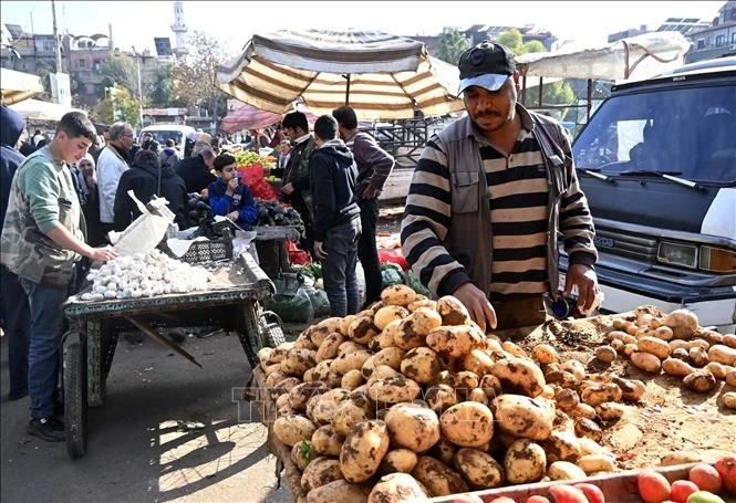 Người dân bán hàng tại chợ ở Damascus, Syria.
