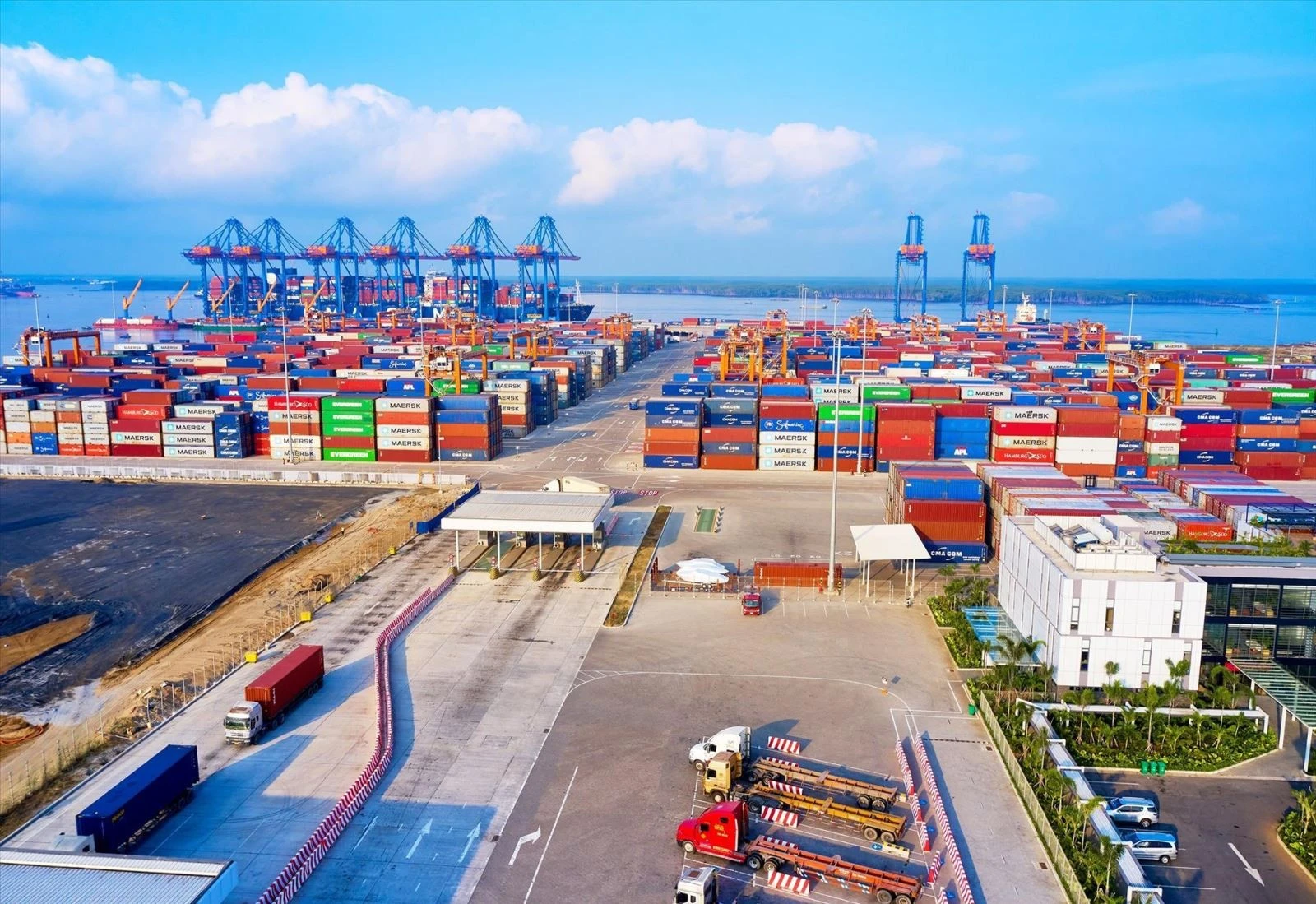 Cảng quốc tế Gemalink trong cụm cảng nước sâu Cái Mép - Thị Vải, thị xã Phú Mỹ, tỉnh Bà Rịa - Vũng Tàu là đầu mối khu vực phía Nam chuyên xuất khẩu hàng hóa sang thị trường Trung Quốc. Ảnh: TTXVN