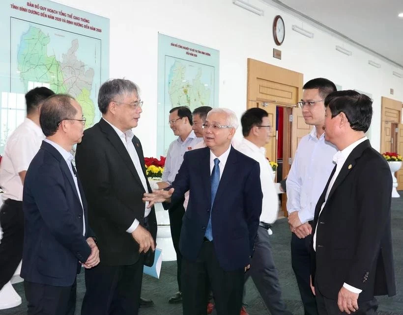 Chủ tịch Ủy ban Nhân dân tỉnh Bình Dương Võ Văn Minh (bên trái) trao đổi với các chuyên gia, nhà khoa học bên lề hội thảo.