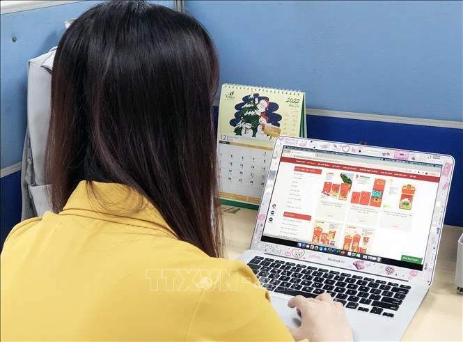 Người dân mua sắm trực tuyến gia tăng.