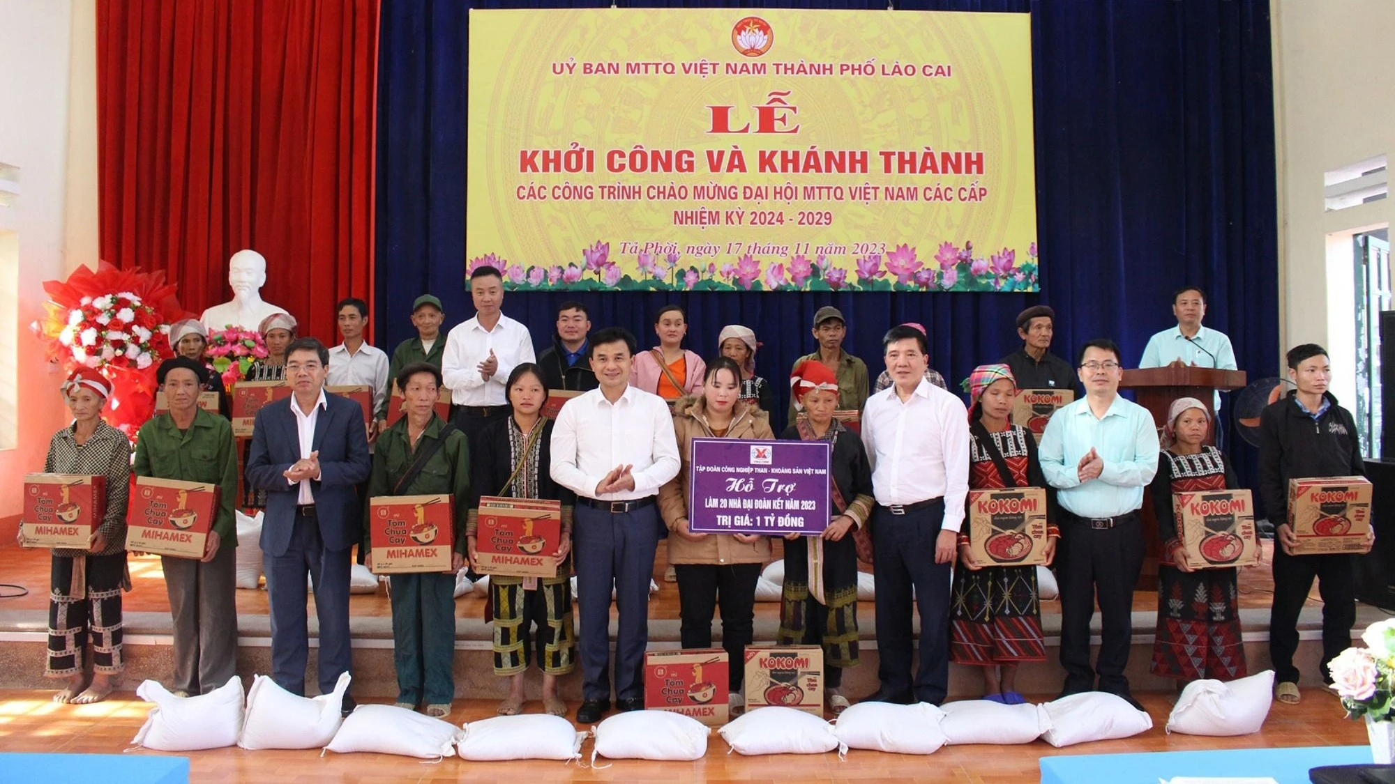 uy-ban-mttq-viet-nam-thanh-pho-lao-cai-trao-ho-tro-lam-nha-dai-doan-ket-cho-ho-ngheo-xa-ta-phoi.jpg
