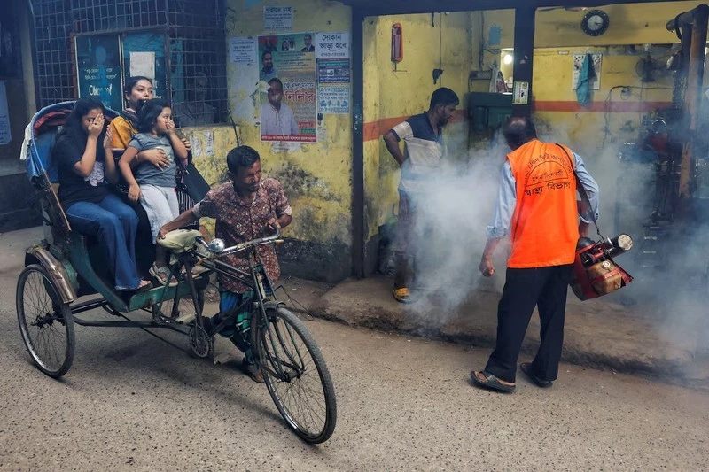 Một công nhân đang phun thuốc khử trùng để diệt muỗi tại Dhaka, Bangladesh.