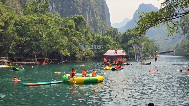 Hình ảnh du khách đến trải nghiệm tại Điểm du lịch Sông Chày - hang Tối.