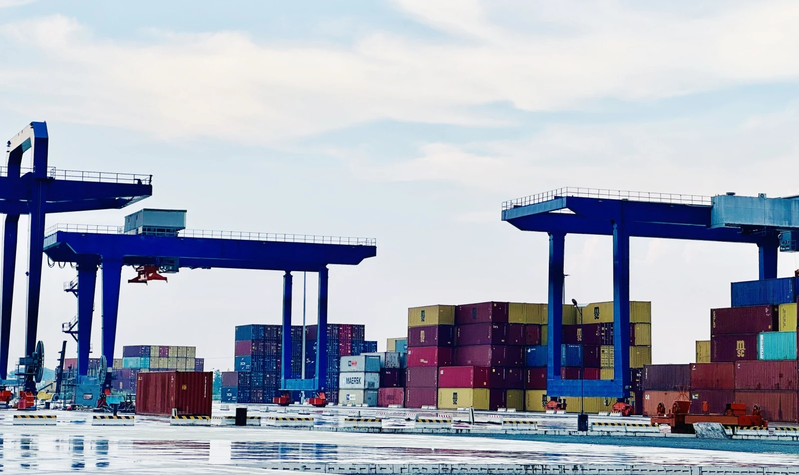 Các DN tối ưu hóa nguồn lực, chuyển đổi số hạ giá thành Logistics. Trong ảnh: Cảng An Sơn (TP.Thuận An)