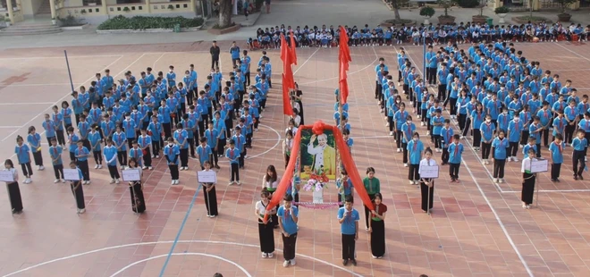 Học sinh Trường Trung học cơ sở Pom Lót trong lễ khai mạc hội khoẻ phù đổng cấp trường.