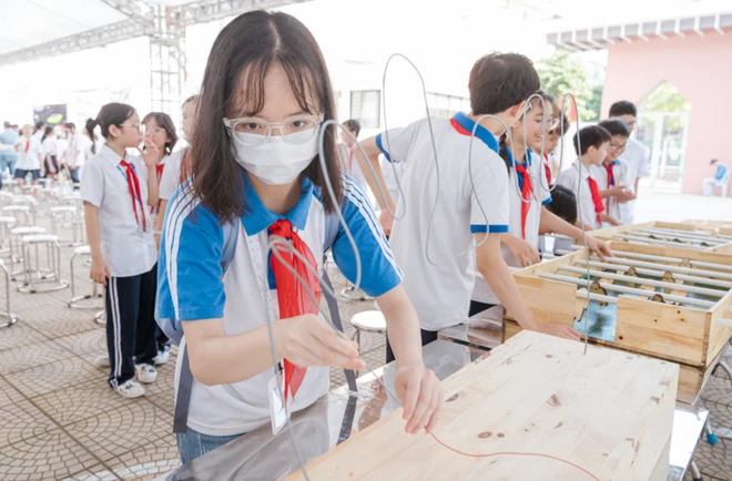 Học sinh Trường Trung học cơ sở Hoàng Mai trải nghiệm STEM.