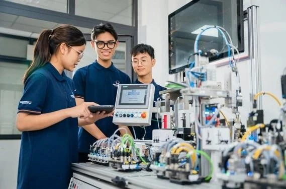 Về nhân lực AI, cần tăng cường đào tạo và thu hút nguồn nhân lực AI chất lượng cao.