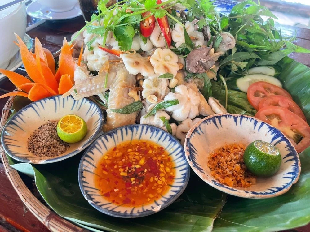 Món Gỏi gà măng cụt - đặc sản nức tiếng gần xa sẽ được giới thiệu khi ai đó hỏi "Bình Dương có gì ngon?".