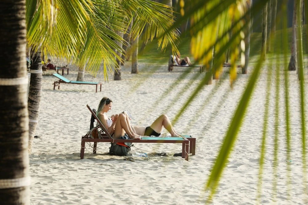 Du khách tới Phú Quốc để tránh cái lạnh của mùa đông và thả mình vào thiên đường nhiệt đới.