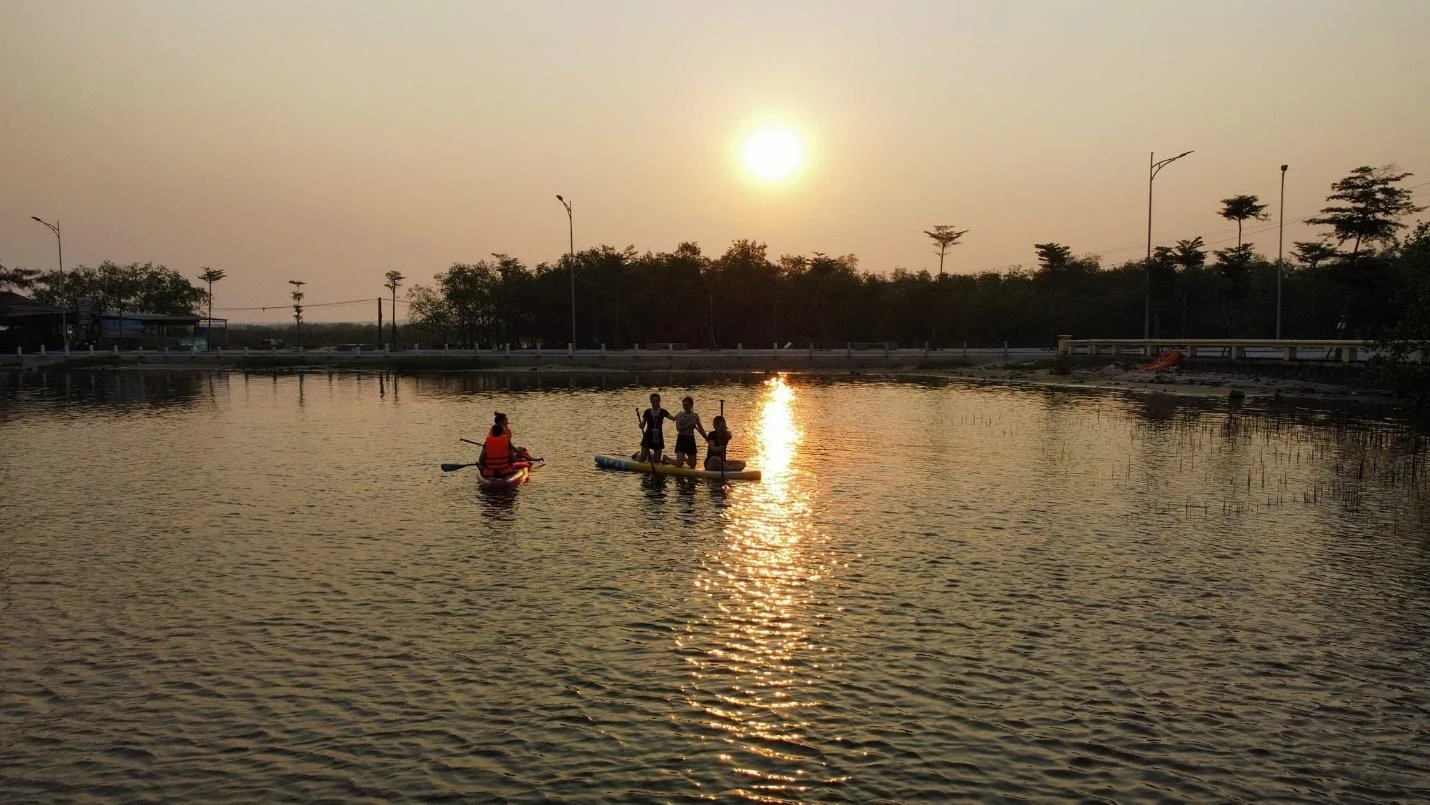 Có chiều dài 25km kéo dài từ cửa sông Ô Lâu đến cầu Thuận An, phá Tam Giang có diện tích mặt nước khoảng 52km2.