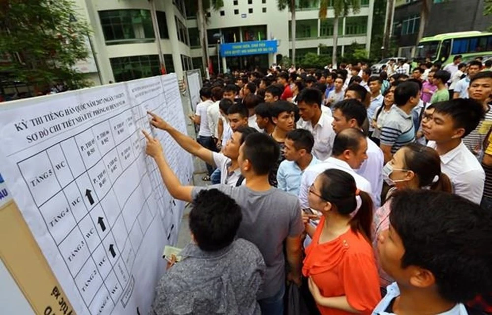 Lao động tham gia vào kỳ thi tiếng Hàn để sang Hàn Quốc làm việc.
