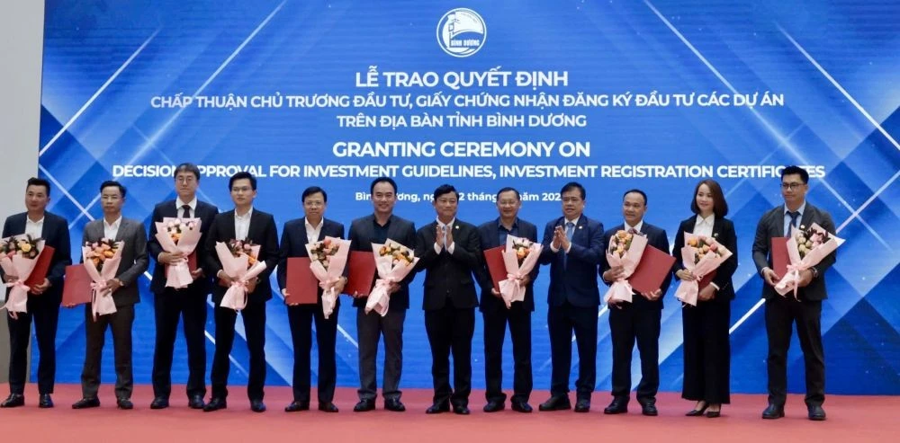 Lãnh đạo tỉnh trao Quyết định chấp thuận chủ trương đầu tư cho các nhà đầu tư.