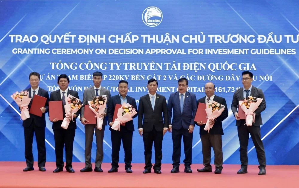 Lãnh đạo tỉnh trao Quyết định chấp thuận chủ trương đầu tư cho các dự án điện.