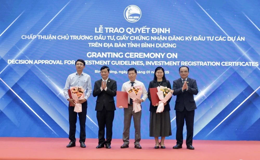 Lãnh đạo tỉnh trao giấy chứng nhận đăng ký đầu tư cho 3 dự án.