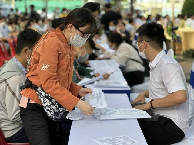 Người lao động nộp hồ sơ hưởng trợ cấp thất nghiệp tại sàn giao dịch việc làm do Trung tâm Dịch vụ việc làm TP HCM tổ chức.