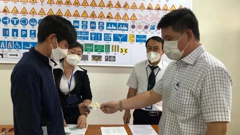 Sở Giao thông vận tải Thành phố Hồ Chí Minh thực hiện thí điểm cấp giấy phép lái xe tại chỗ sau khi có kết quả sát hạch.