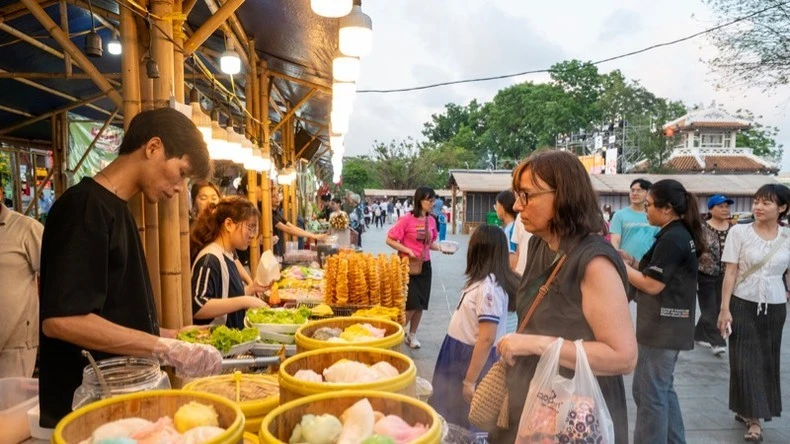 Du khách tham gia chương trình Huế - Kinh đô ẩm thực từ ngày 29/4-2/5 tại Công viên Thương Bạc - Huế.
