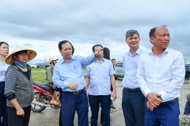 Phó Thống đốc yêu cầu các ngân hàng rà soát nhanh từng trường hợp khách hàng, làm rõ mức độ thiệt hại, nắm được những nguyện vọng, đề xuất của khách hàng.