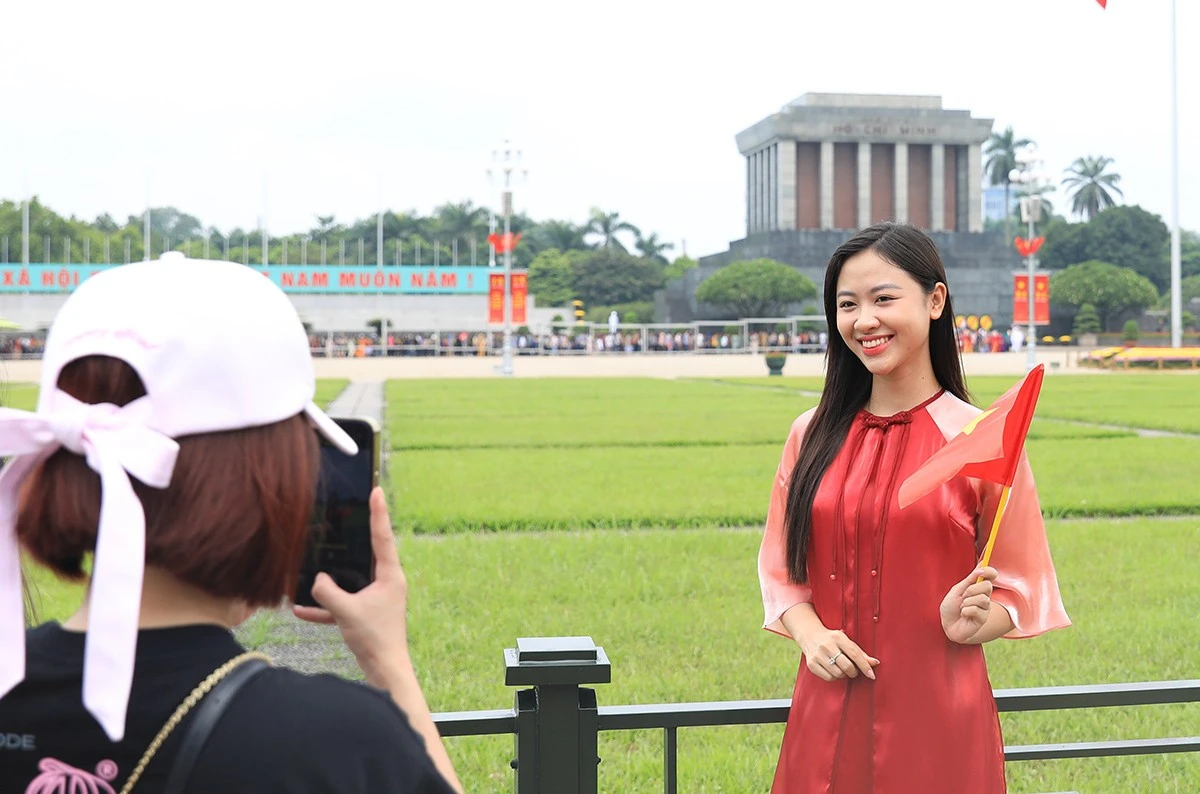 Chị Nguyễn Thùy Linh (quận Cầu Giấy) chia sẻ: “Tôi cùng nhóm bạn đến đây từ sớm để theo dõi lễ thượng cờ ở Quảng trường Ba Đình. Chúng tôi rất xúc động, tự hào về truyền thống lịch sử vẻ vang của dân tộc”.