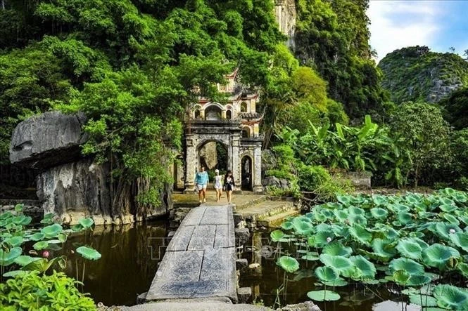 Khách du lịch tham quan chùa Bích Động - một di tích lịch sử văn hóa thuộc Quần thể danh thắng Tràng An Tam Cốc - Bích Động, tỉnh Ninh Bình. Ảnh minh họa