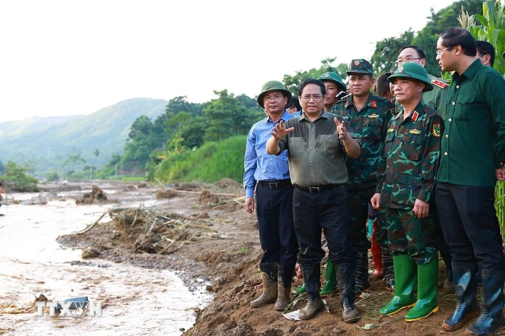 Thủ tướng Phạm Minh Chính chỉ đạo công tác tìm kiếm nạn mất tích do sạt lở đất tại làng Nủ.