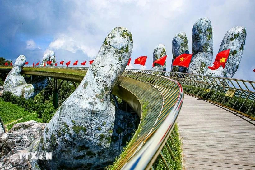 Cầu Vàng - điểm đến du lịch hấp dẫn với người dân và du khách khi đến tham quan thành phố biển Đà Nẵng.