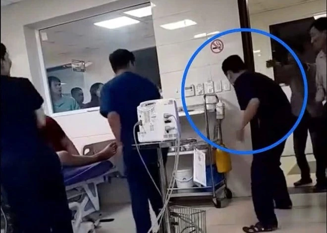 Người nhà bệnh nhân hành hung nhân viên y tế khi đang làm việc. Ảnh cắt từ video do Trung tâm Y tế Thanh Ba cung cấp
