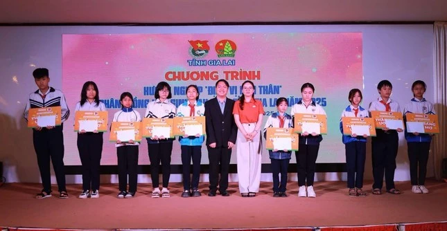 Ban tổ chức trao học bổng cho học sinh.