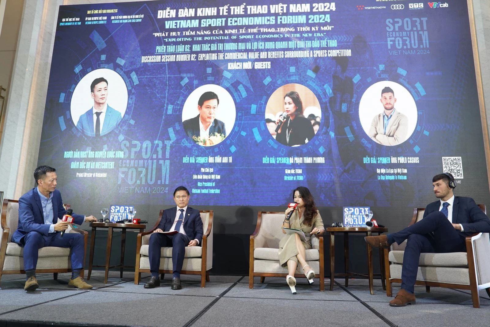Các diễn giả thảo luận tại Diễn đàn.