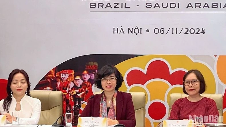 Vụ trưởng Vụ Ngoại giao văn hóa và UNESCO (Bộ Ngoại giao) Lê Thị Hồng Vân nhấn mạnh chương trình "Ngày Việt Nam ở nước ngoài" là một sự kiện quan trọng trong việc triển khai chiến lược ngoại giao văn hóa của Việt Nam.