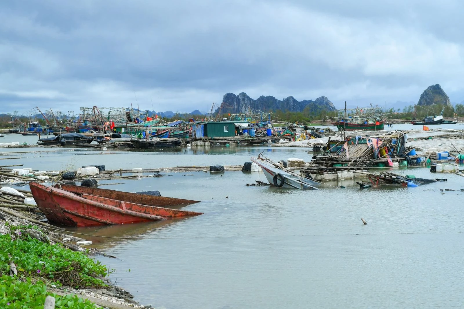 Năm ngày sau bão Yagi, miền Bắc ngập lụt chưa từng thấy. Nhiều nơi chìm trong biển nước, giao thông bị chia cắt, trong khi mực nước nhiều sông lớn vượt ngưỡng lịch sử.