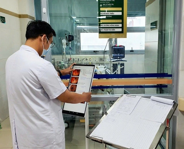 Bệnh nhân đến khám tại Bệnh viện Bạch Mai không còn phải làm hồ sơ giấy và in phim.