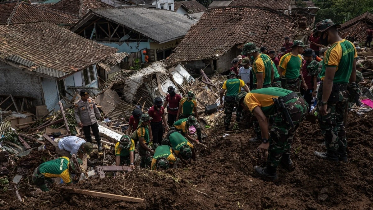 Nằm trên Vành đai lửa Thái Bình Dương – nơi các mảng kiến tạo địa chất va chạm, Indonesia thường xuyên hứng chịu các trận động đất, sóng thần. Ảnh minh họa: NY Times