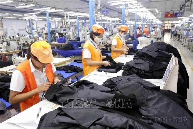 Sản xuất hàng may mặc tại Xí nghiệp Sơ mi, Veston của Tổng Công ty May 10 tại Sài Đồng, quận Long Biên, Hà Nội.